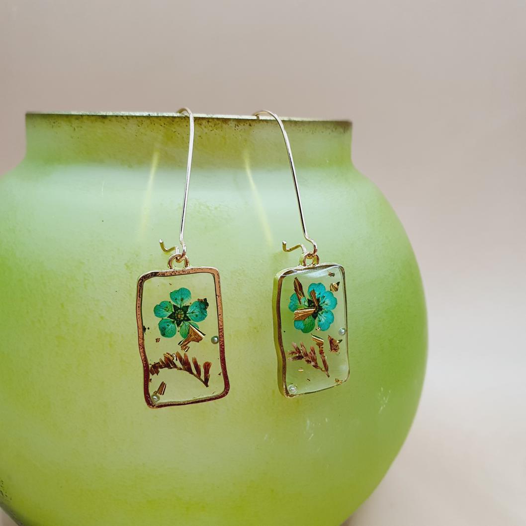 Cercei handmade rasina panseluta verde
